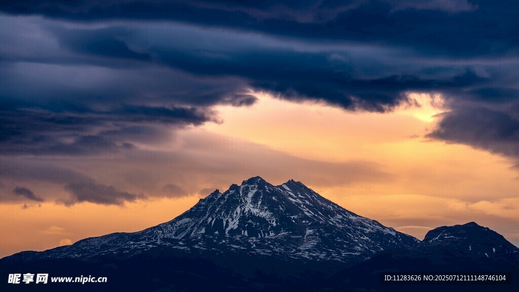 夕阳下的巍峨雪山