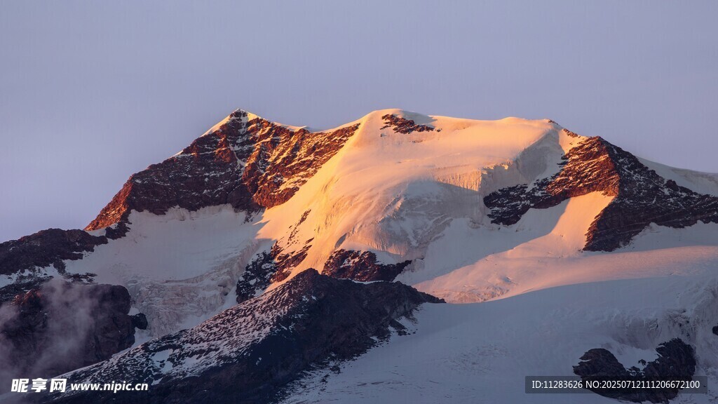 雪山壮丽日出景观