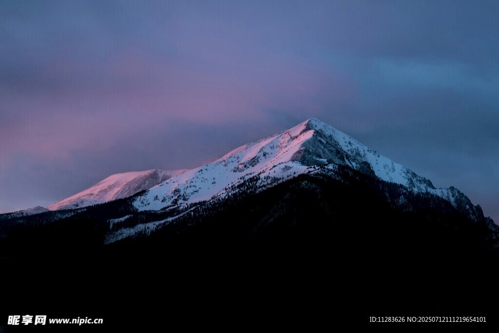 雪山映晚霞的壮丽美景