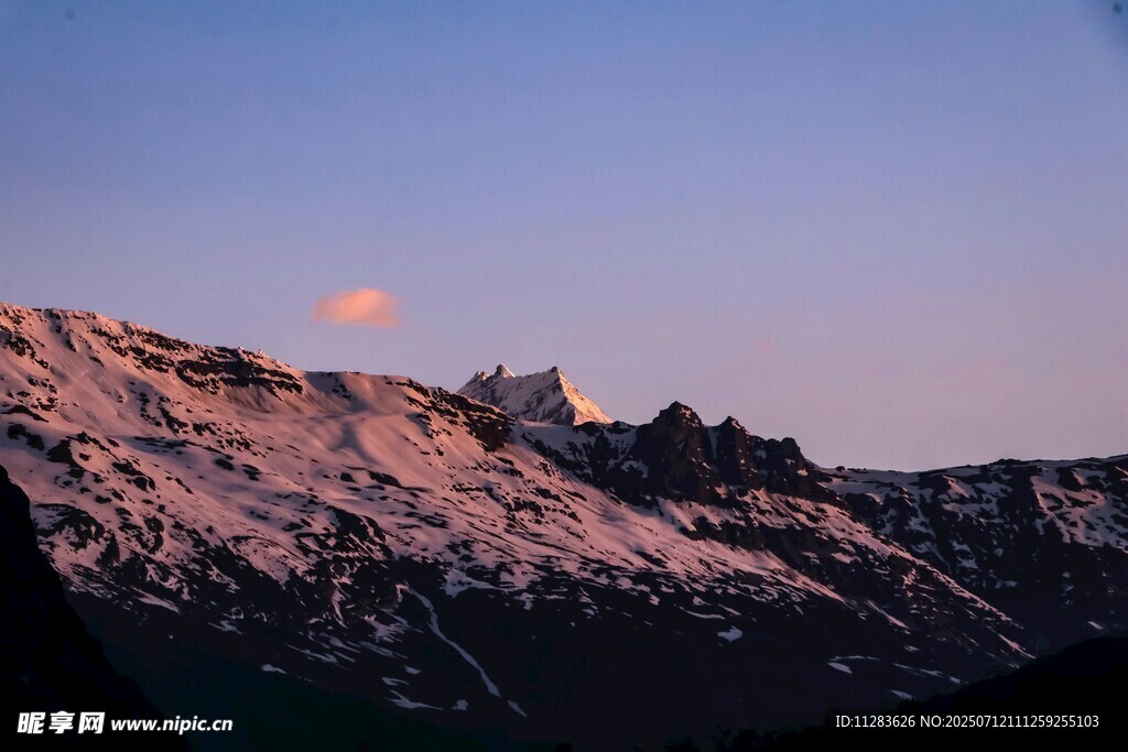 雪山暮色美景
