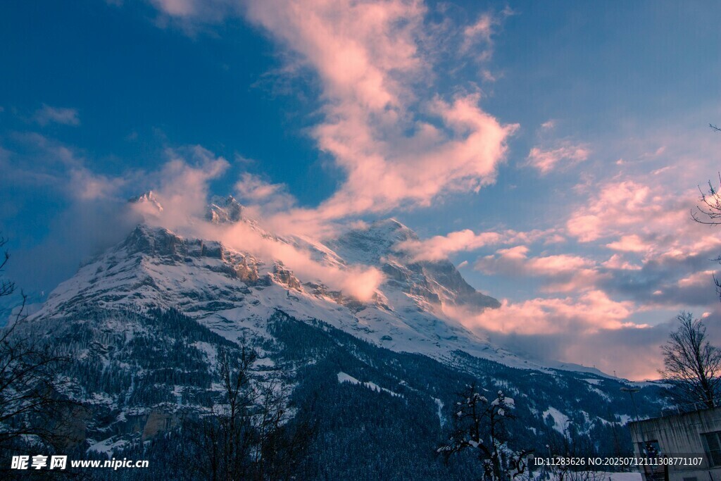 雪山晚霞美景