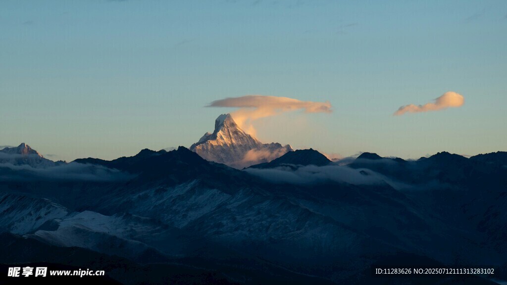 夕阳下的壮丽雪山景观