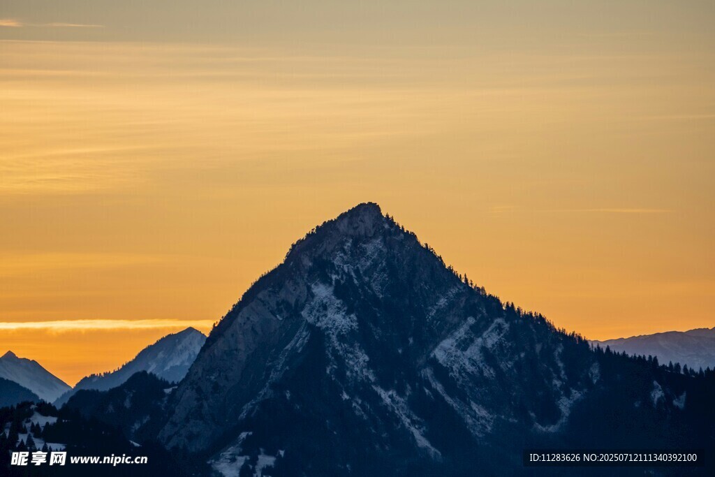 夕阳下的巍峨雪山