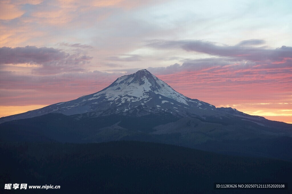 夕阳下的雪山壮丽景观