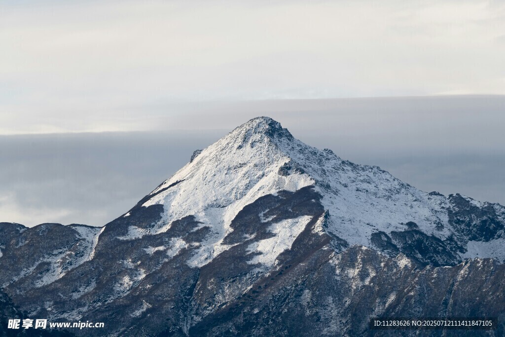 巍峨雪山壮丽景致