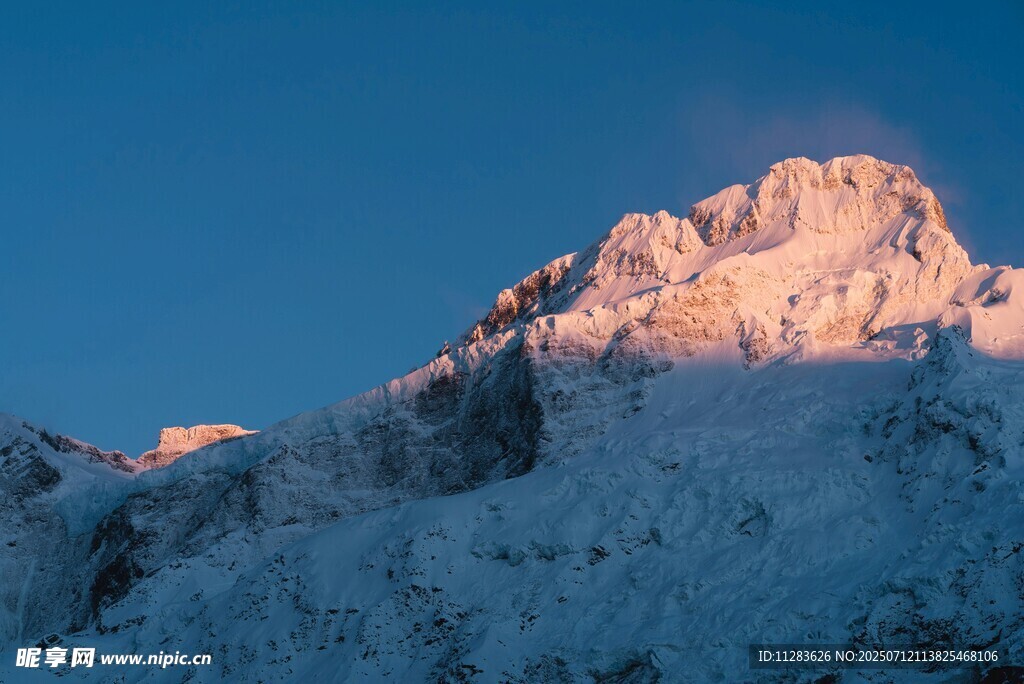 雪山日出美景