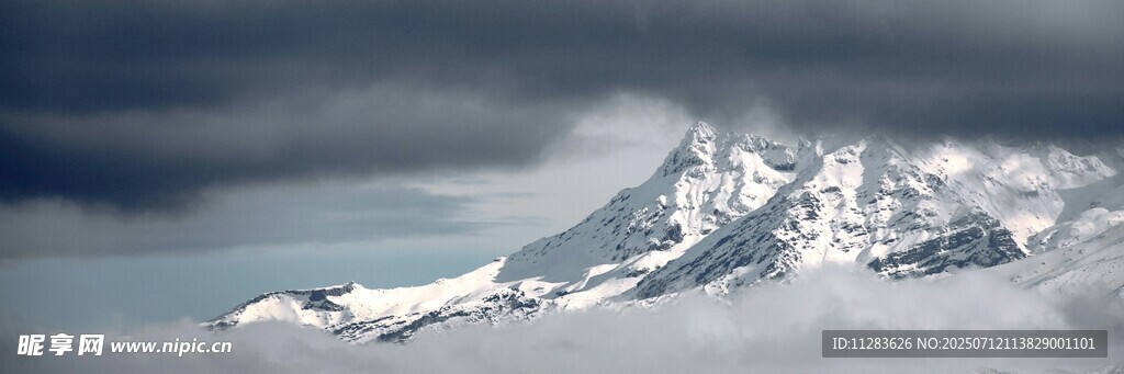 雪山云海壮丽景观