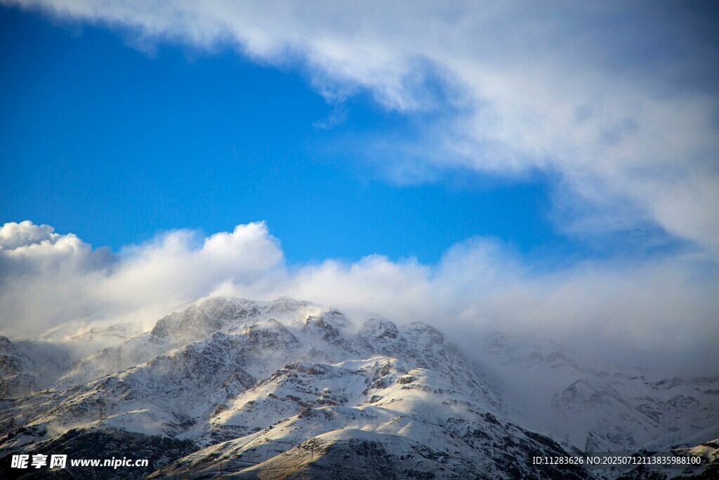 雪山云海蓝天壮丽景观