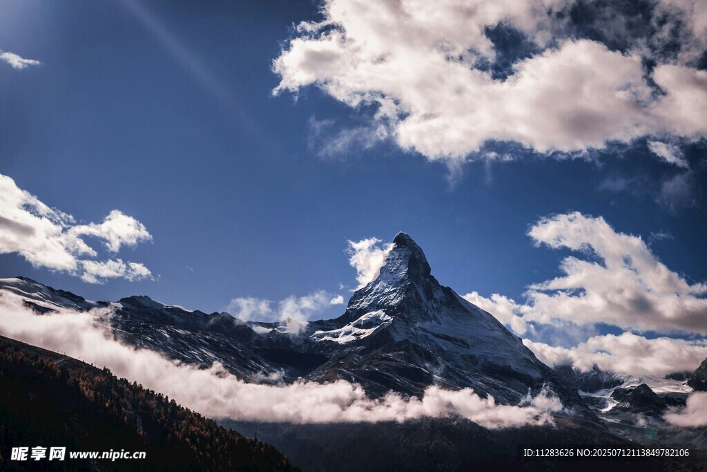壮丽雪山与蓝天白云美景