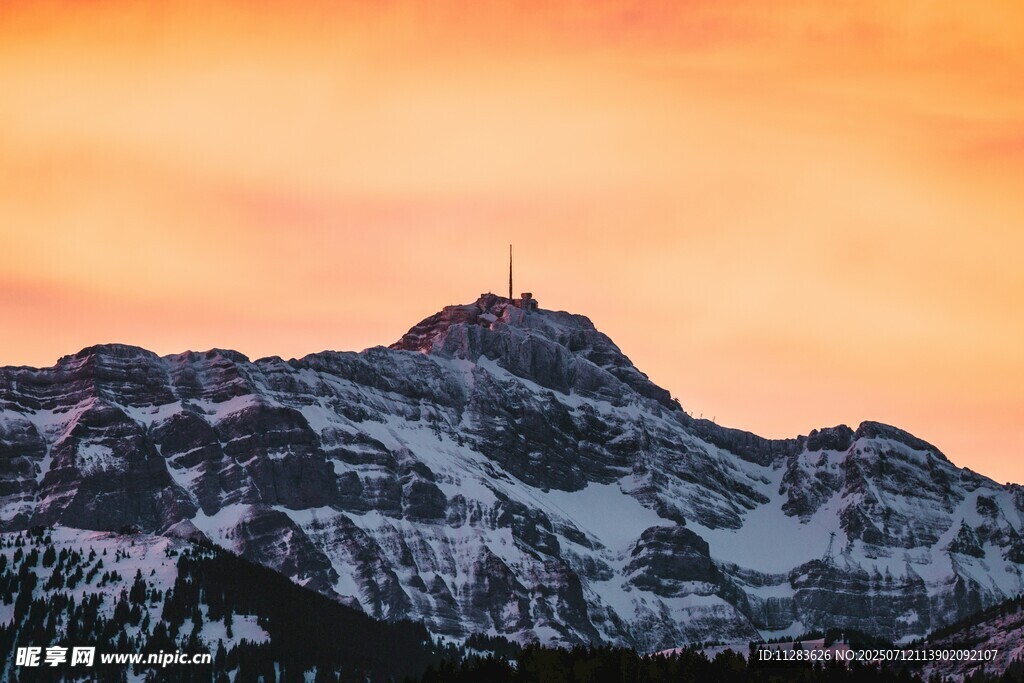 夕阳下的雪山美景