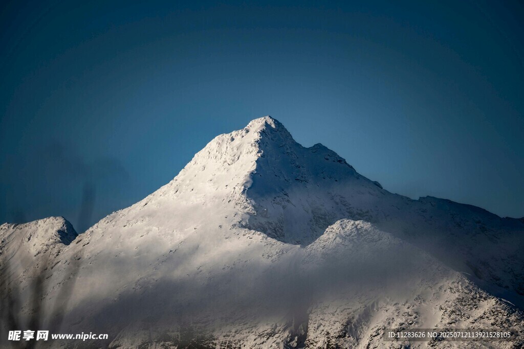 巍峨雪山壮丽景致