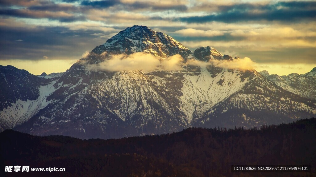 壮丽雪山日出美景