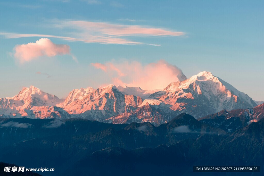 壮丽雪山日出美景