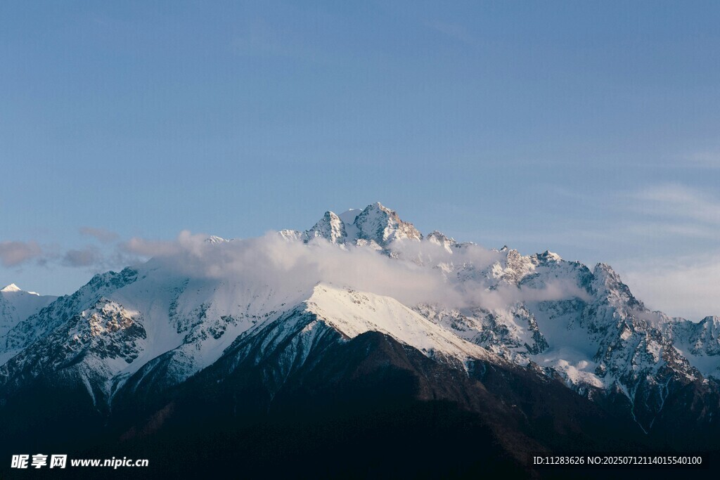 巍峨雪山壮丽景致