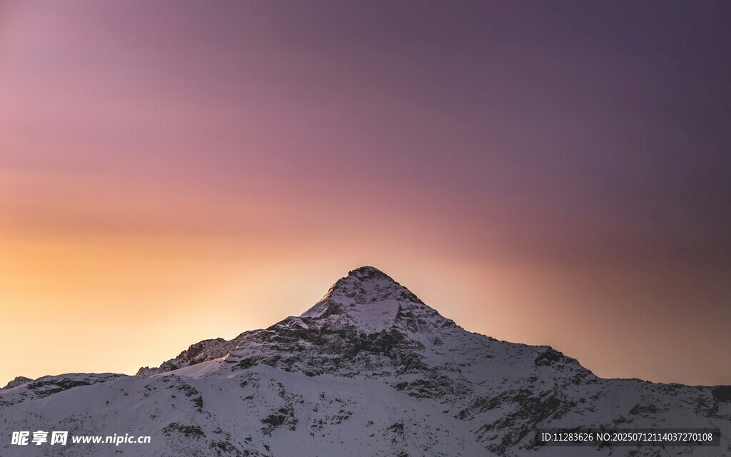 雪山壮丽日出美景