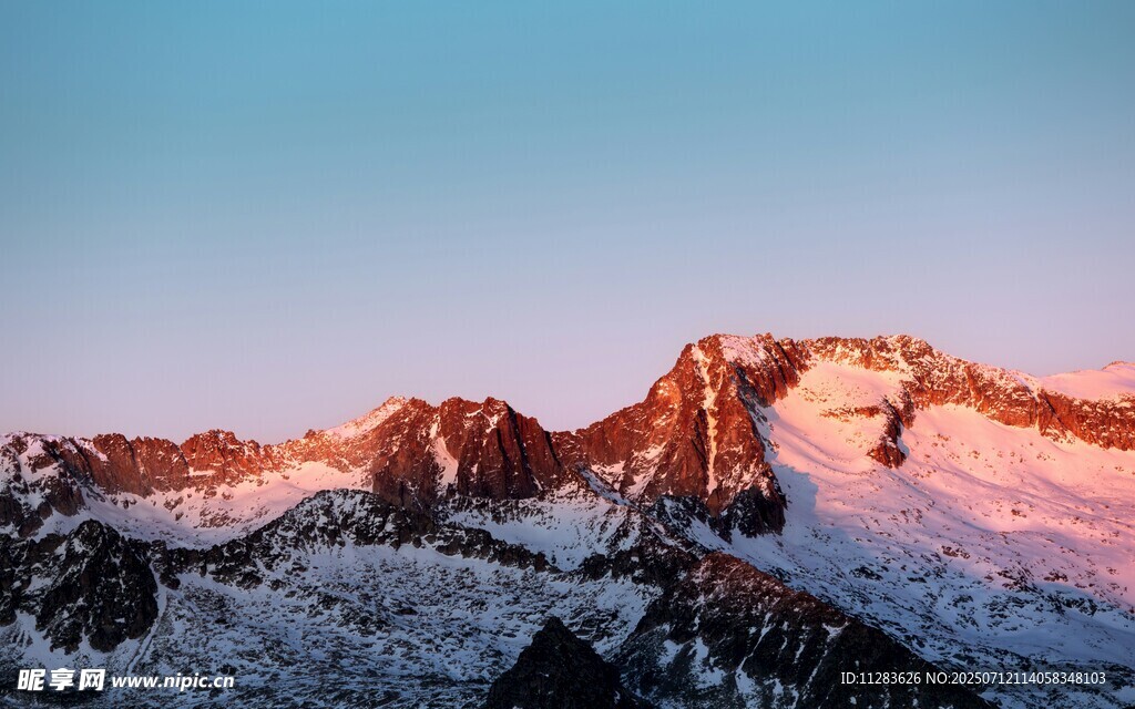雪山壮丽日出景观