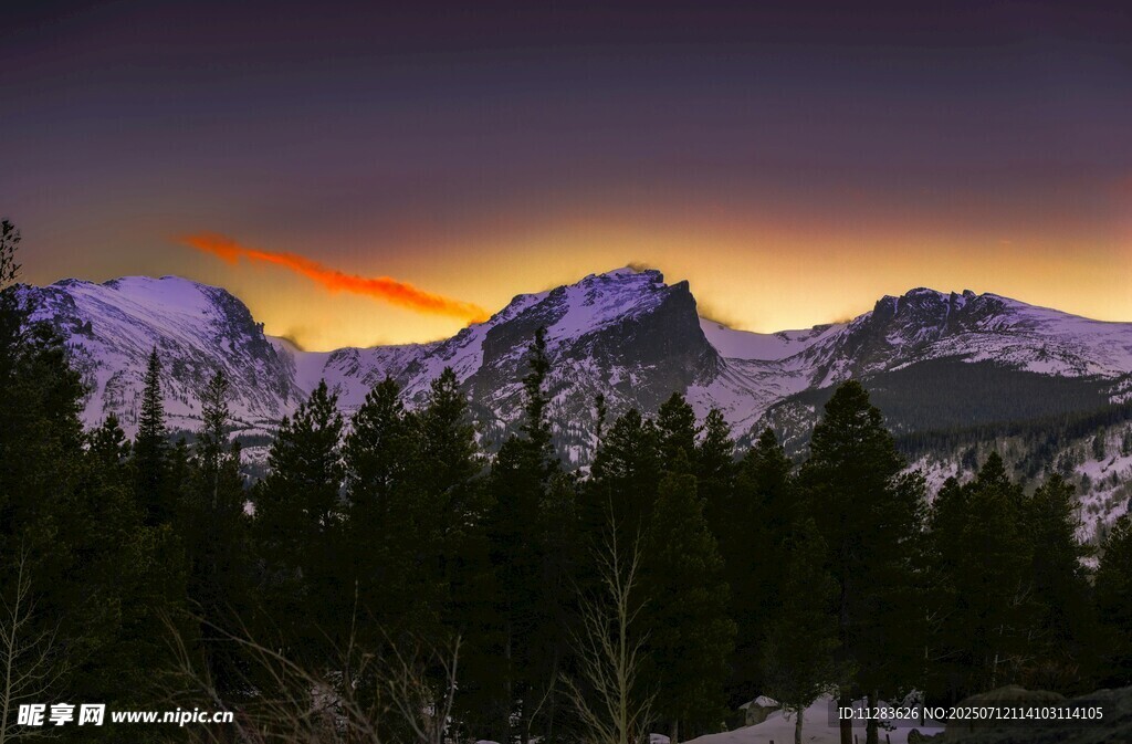 壮丽雪山日落美景