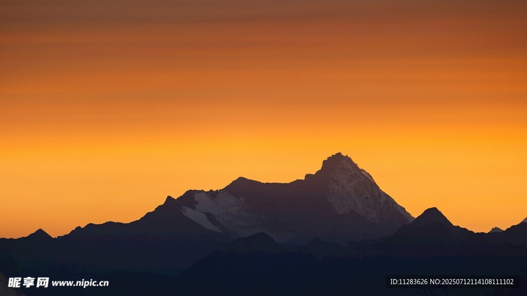 夕阳下的壮丽山峰