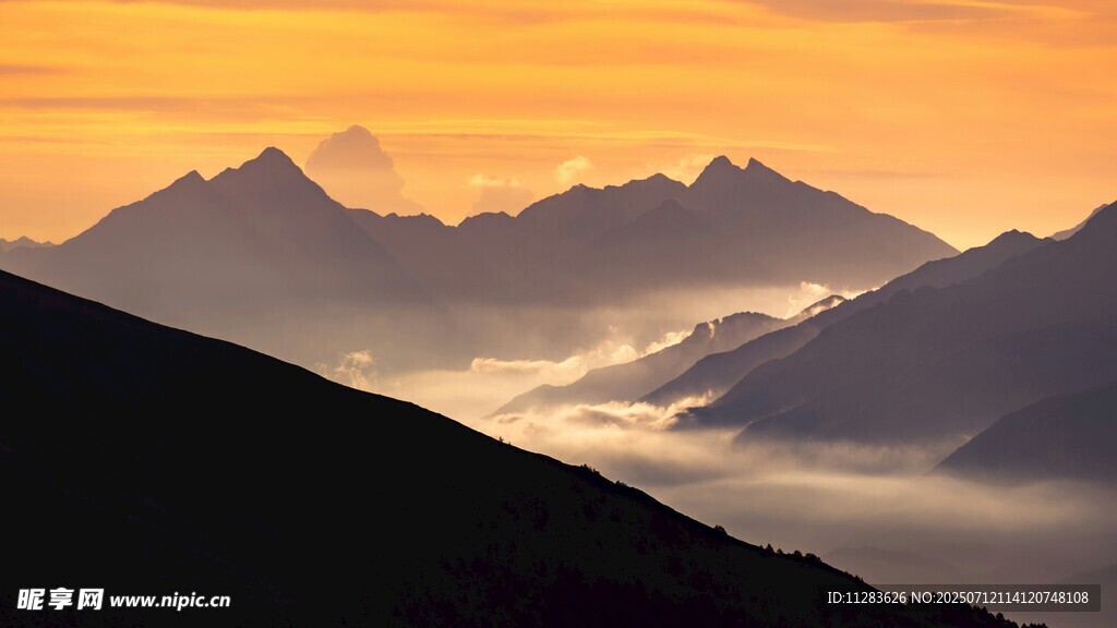 日出下的壮丽山峦景色