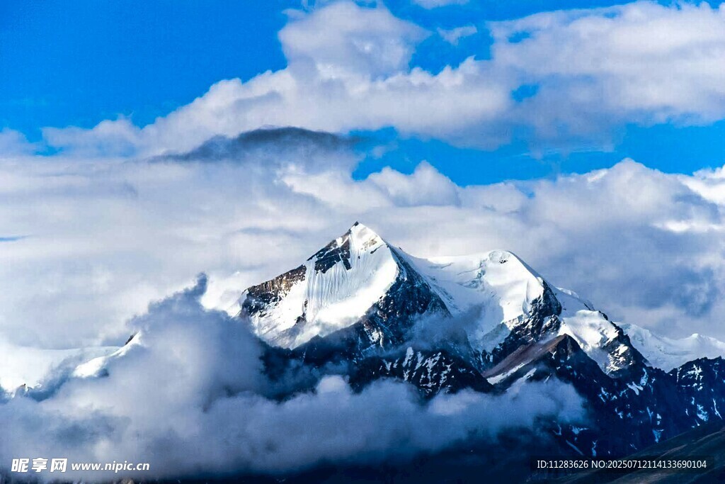 巍峨雪山映蓝天