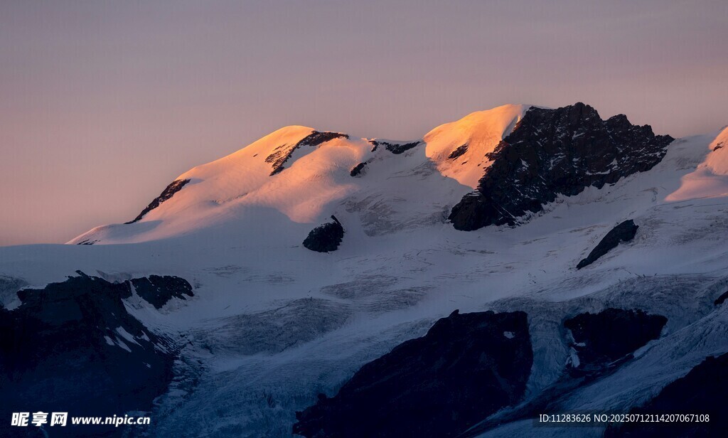 夕阳下的壮丽雪山