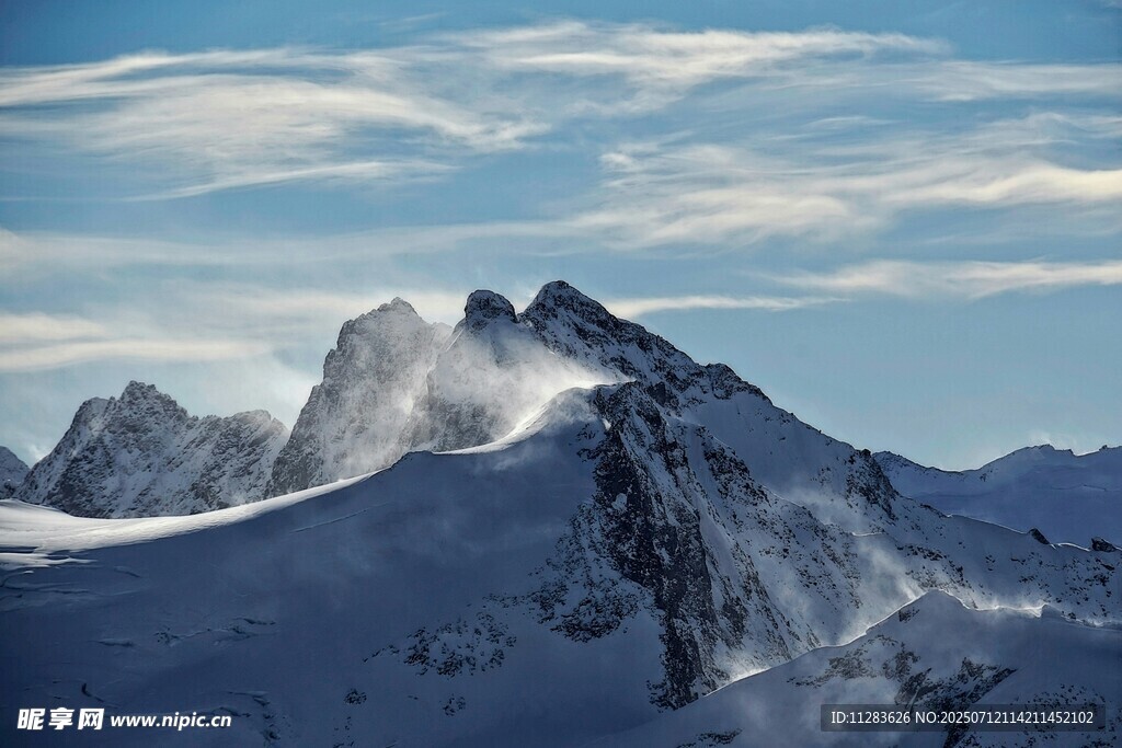 巍峨雪山壮丽景致