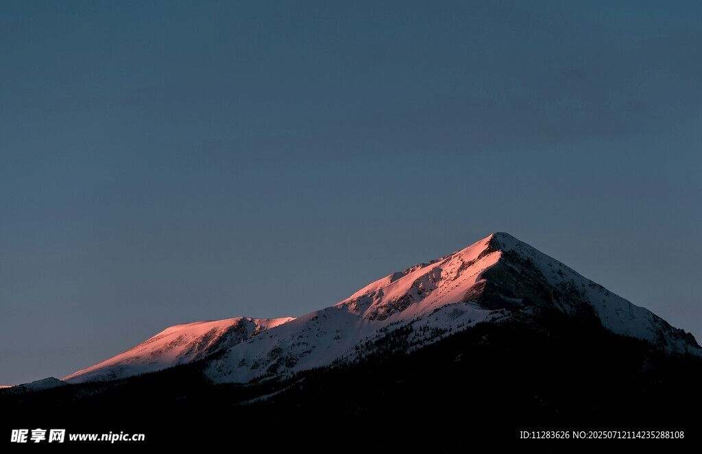 夕阳下的雪山美景