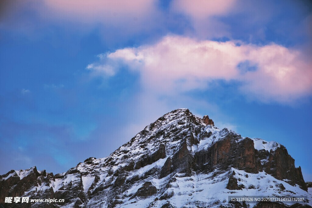 雪山之巅的壮丽景致