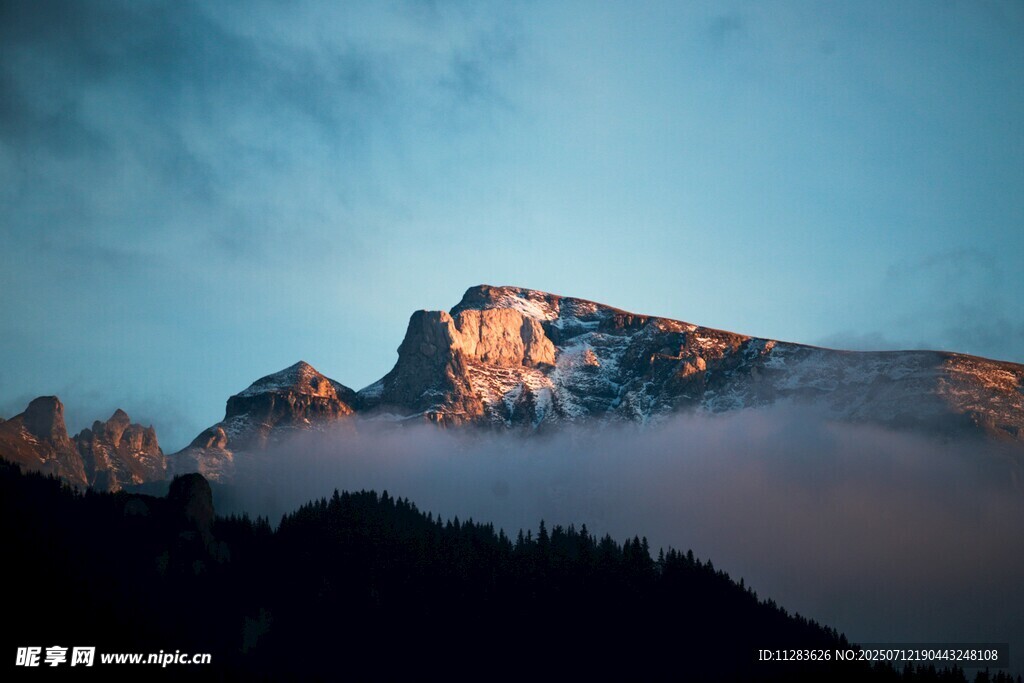 山间晨雾中的壮丽山峰
