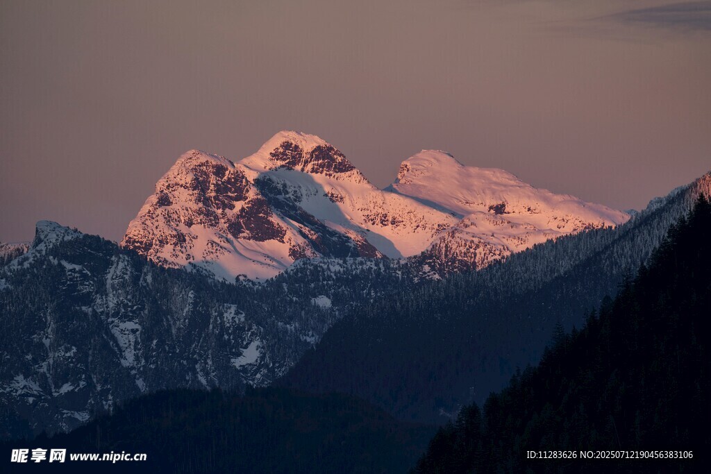 夕阳下的壮丽雪山