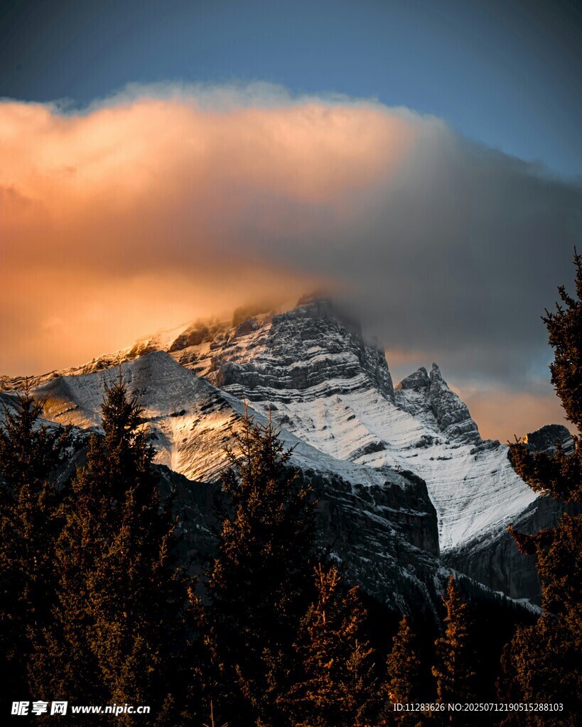 雪山晨曦美景