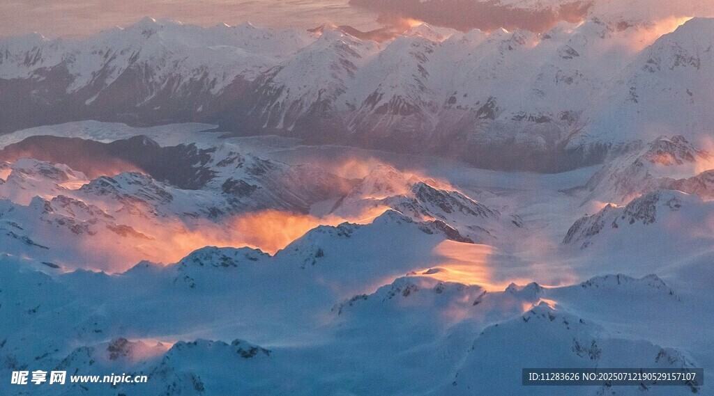 雪山壮丽霞光美景