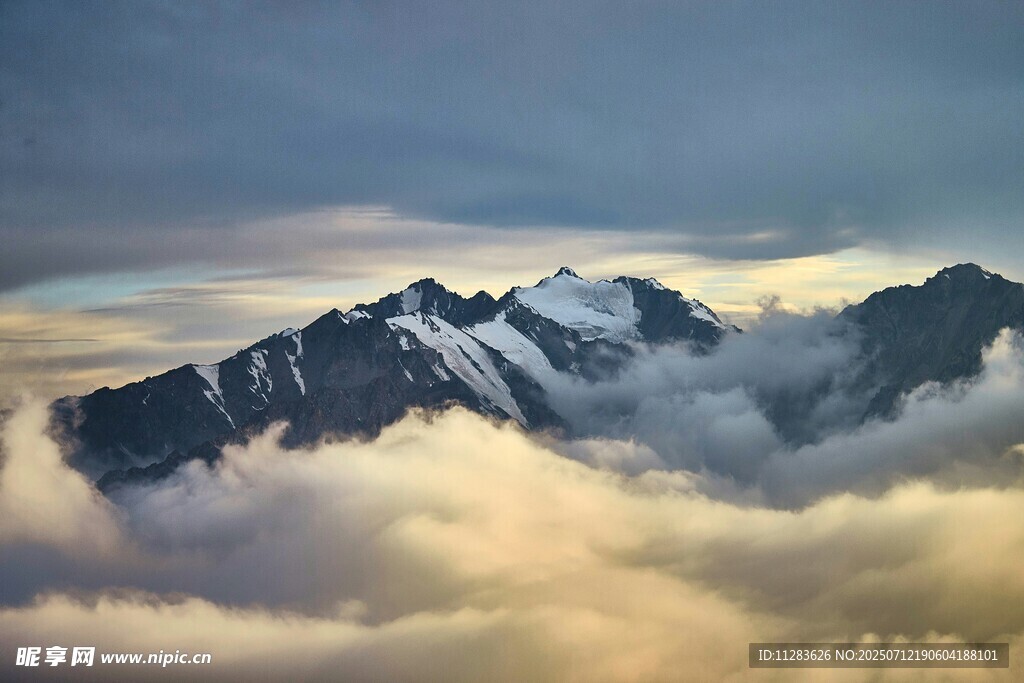 云海中的巍峨雪山