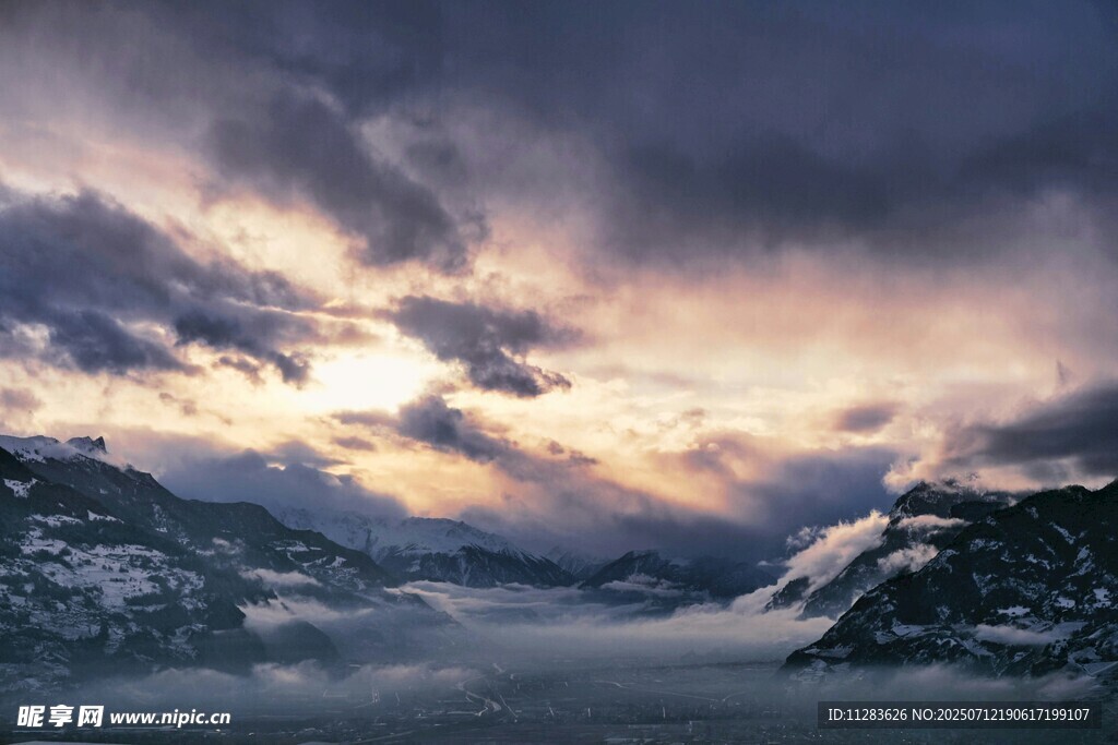 壮丽云海中的雪山景观