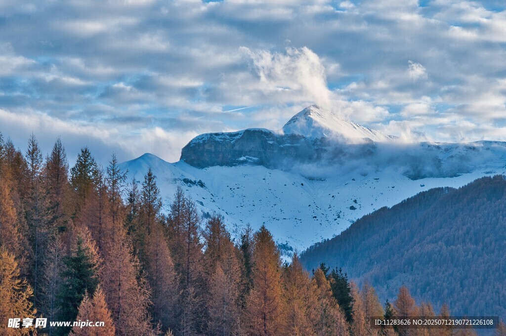 山林间的壮丽雪山景观