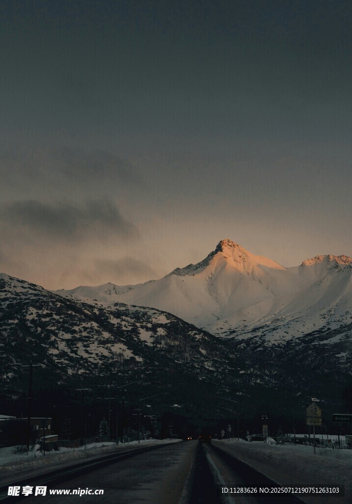 公路尽头的壮丽雪山景观