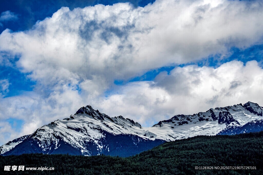 壮丽雪山与蓝天白云美景