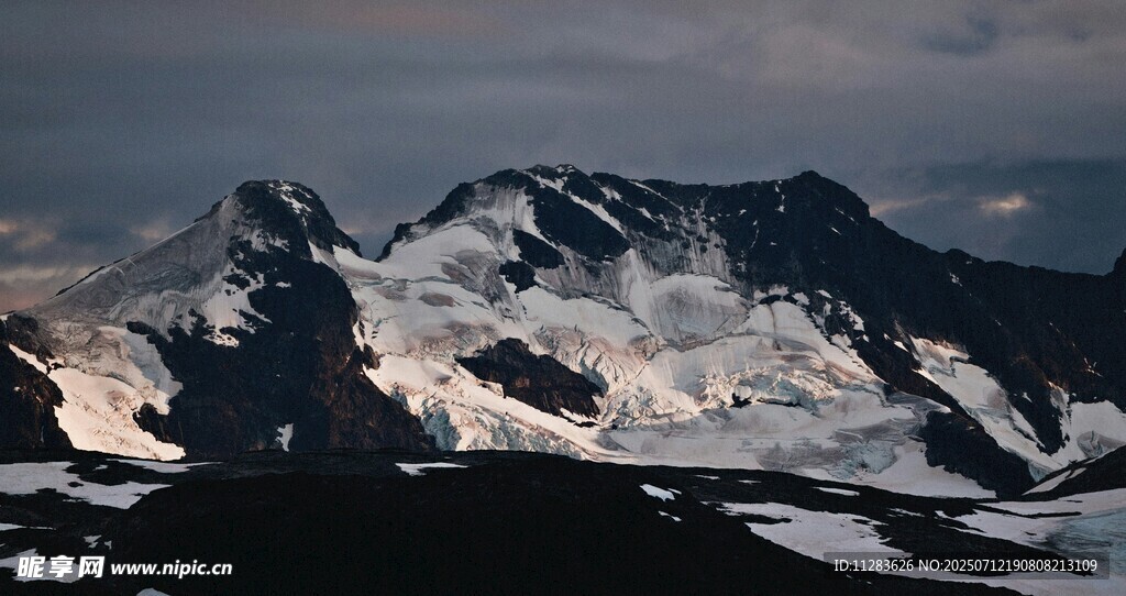 壮丽雪山景观