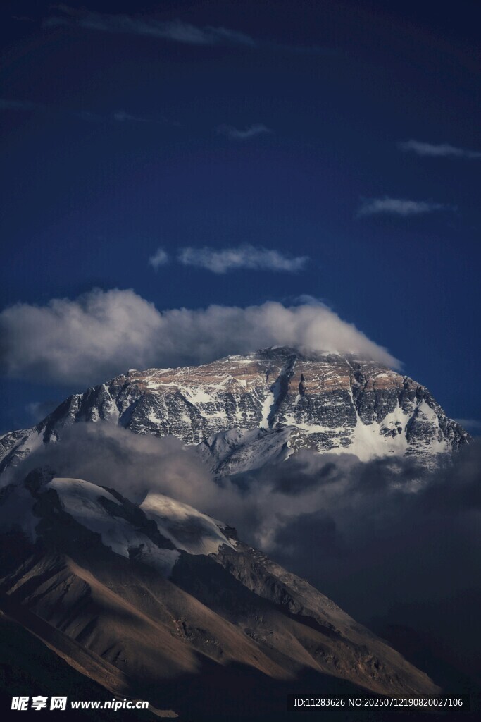 雪山云海壮丽景观