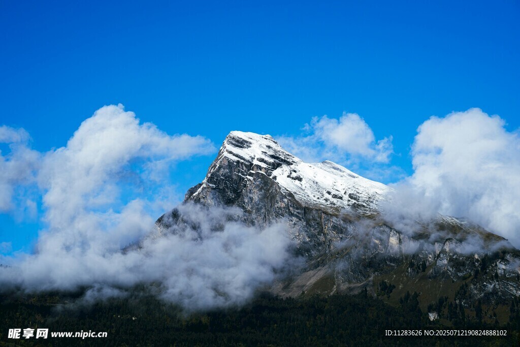 雪山云海壮丽景观
