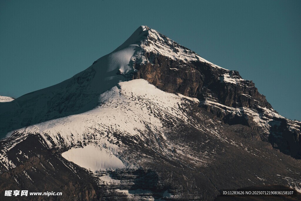 巍峨雪山