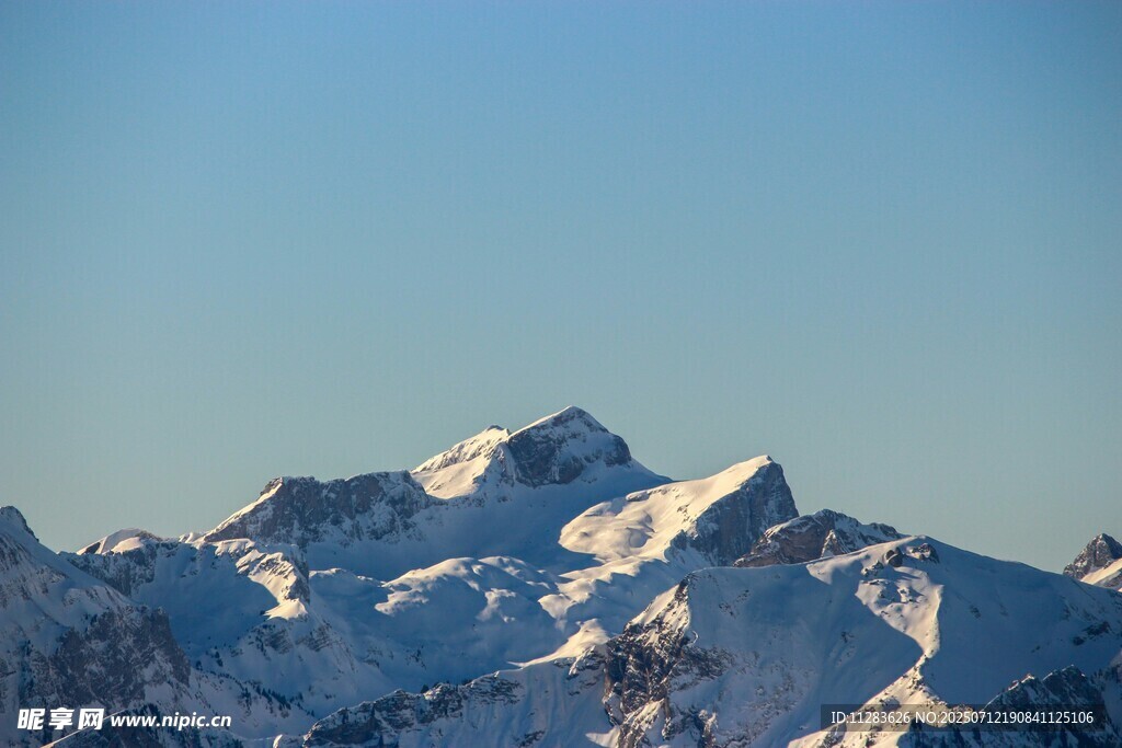 巍峨雪山