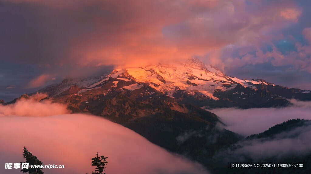 壮丽雪山映霞光