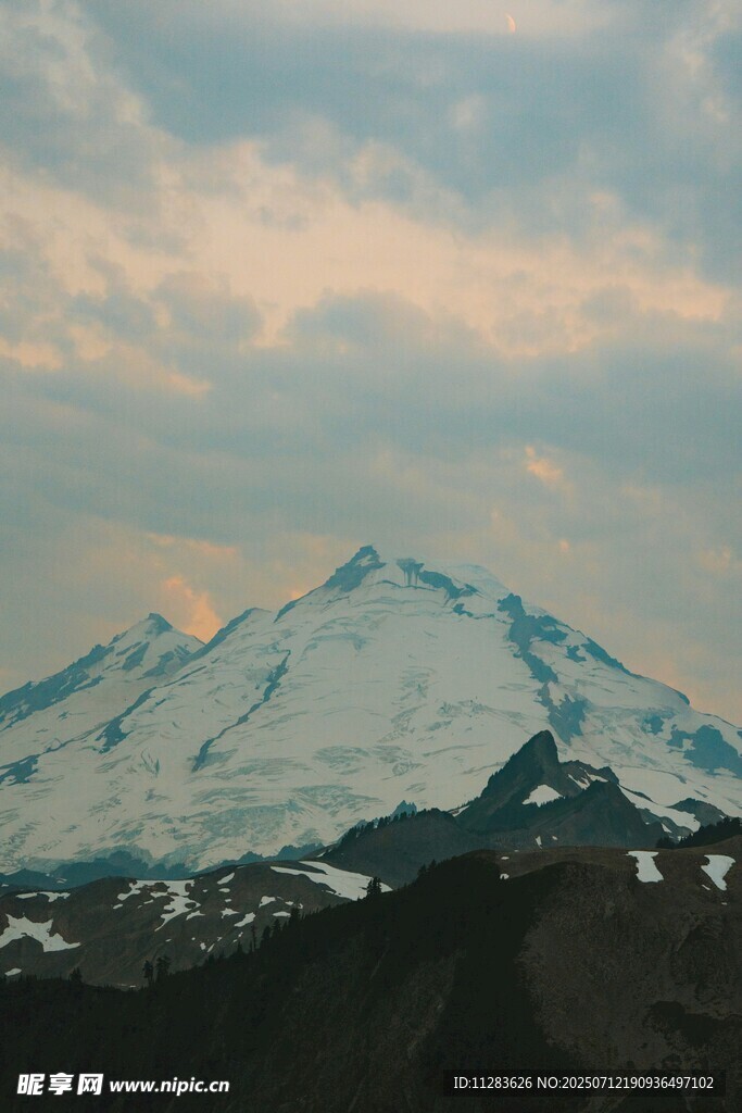 雪山壮丽景色