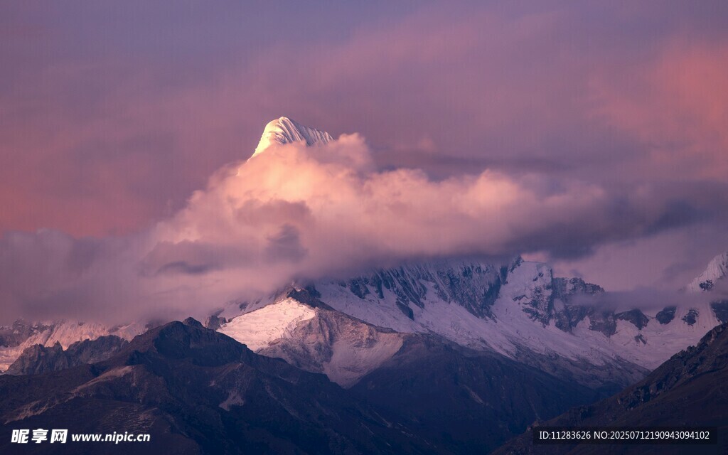 壮丽雪山映晚霞