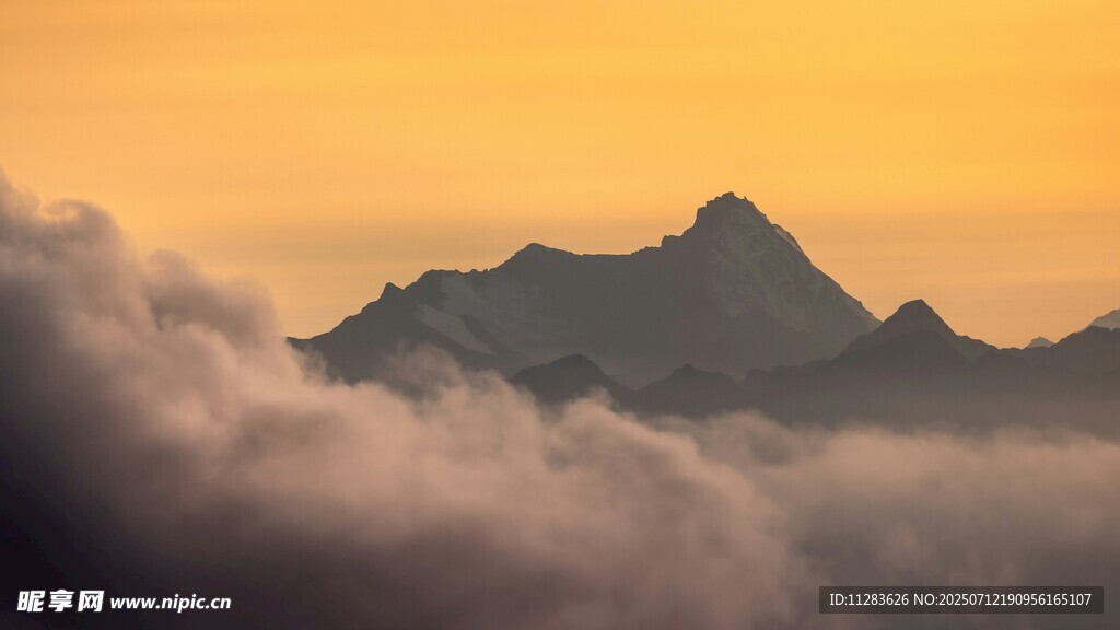云海中的壮丽山峰