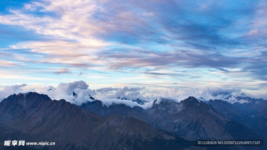 壮丽雪山与绚烂天空景色