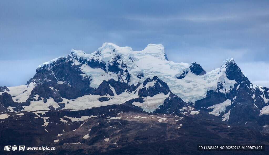巍峨雪山壮丽景观