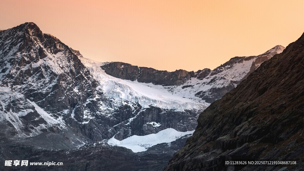 壮丽雪山日出美景