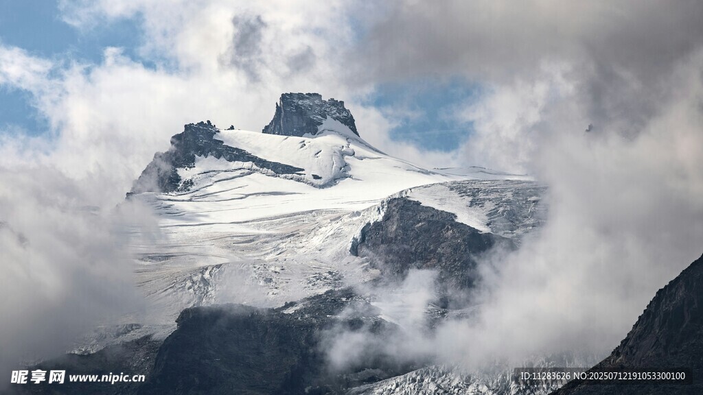 云雾缭绕中的巍峨雪山